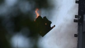 Pedazos del edificio envuelto en llamas cayeron sobre las viviendas vecinas.