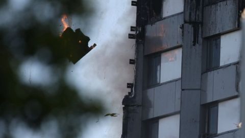 Pedazos del edificio envuelto en llamas cayeron sobre las viviendas vecinas.