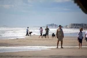 Caótico pasadía de "Labor Day" en playa de New Jersey: menor apuñala a dos hombres por una mujer