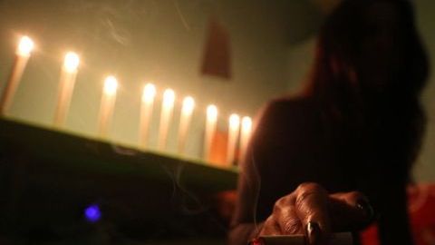 Anna le cobraba unas 120 libras (más de US$150) por relación sexual a los clientes, pero más de la mitad del dinero se la tenía que dar al dueño del salón de masajes.