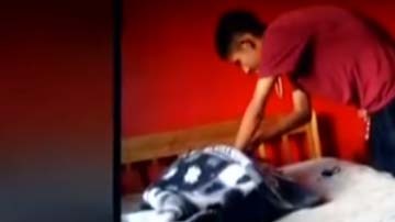 En una de las imágenes, se ve a la chica acostada en la cama inconsciente.