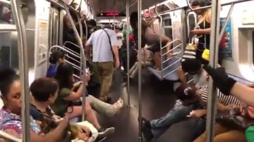 Varios pasajeros del tren se subieron a los asientos del Subway por culpa de un ratón.