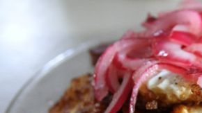 El puré de mangú con huevos fritos, rodajas de queso asado y rebanadas de salami componen este platillo típico.