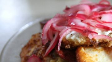 El puré de mangú con huevos fritos, rodajas de queso asado y rebanadas de salami componen este platillo típico.