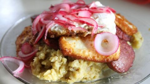 El puré de mangú con huevos fritos, rodajas de queso asado y rebanadas de salami componen este platillo típico.