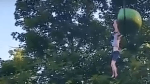 La niña cae desde una atracción de Six Flags.