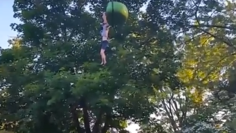 La niña cae desde una atracción de Six Flags.