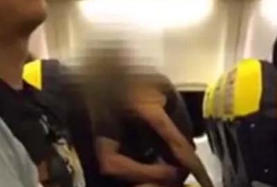 El personal de la aerolínea, supuestamente, no intervino.