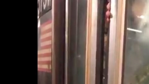 Centenares de pasajeros quedaron atrapados casi una hora en un tren F.