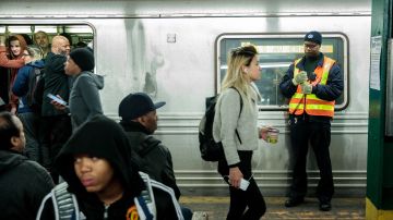 El descarrilamiento afectó por completo el servicio del Subway en la Octava avenida.