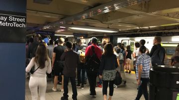 El servicio entre la estación de la calle 2017 y Jay Street–MetroTech esta suspendido.