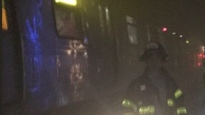Bomberos ayudaron a los pasajeros a evacuar por los rieles del Subway.