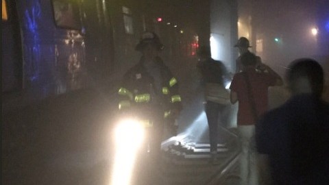 Bomberos ayudaron a los pasajeros a evacuar por los rieles del Subway.