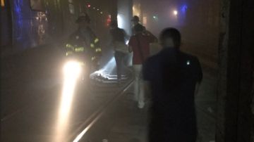 Bomberos ayudaron a los pasajeros a evacuar por los rieles del Subway.