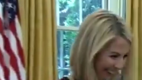 La periodista se mostró nerviosa cuando la llamó el presidente Trump.
