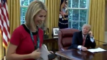 La periodista se mostró nerviosa cuando la llamó el presidente Trump.
