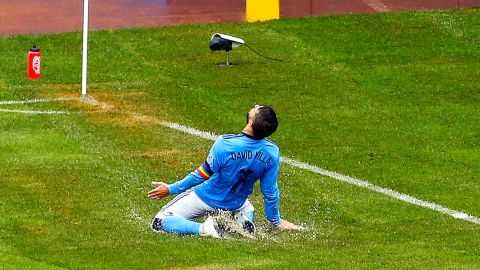 David Villa festejó sus goles 50 y 51 tras una racha de varios partidos seguidos topándose con la madera.