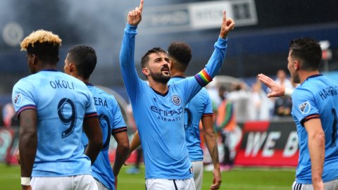 David Villa festejó sus goles 50 y 51 ante el campeón.