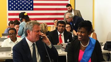 El Alcalde de Nueva York se puso en los zapatos de los 400 voluntarios que atenderán llamadas hasta el 23 de junio.