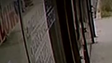 Según las autoridades, la mujer estaba enviando mensajes de texto.