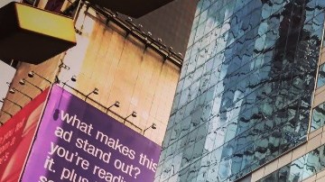 El turista de Ohio que acosó a una mujer vestida de Wonderwoman tiene 18 años.