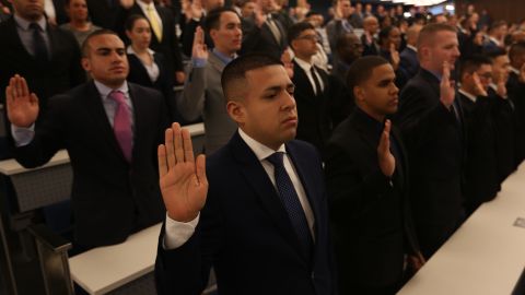 Reclutas del NYPD en su primer dia primer dia, donde el Comisionado James O'Neill y la Defensora Publica Letitia James estuvieron presentes.