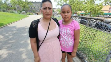 Ecuatoriana Laura Espinoza con su hija, Britney y Telma Valdez (con la sombrilla). Concejal Carlos Menchaca y activistas de organizaciones para la ayuda al inmigrante piden por nuevas leyes para protegera personas con ordenes de deportacion.