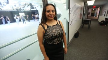 Mexicana Maria Meneses, 37, madre de 3 hijos, victima de violencia domestica, se ha convertido en mentora y asiste a los talleres corporales y danzas en el Gibney Dance en Manhattan.