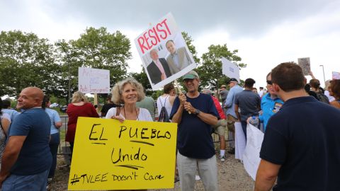 Inmigrantes protestan en frente del del Teatro Van Nostrand en la Suffolk County Community College donde el presidente Trump habla sobre las pandillas de Long Island.