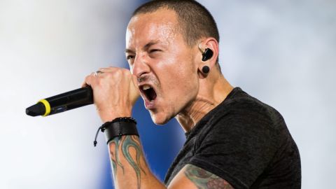 Chester Bennington actuando en un show.