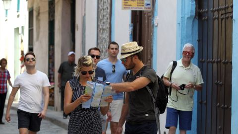 Turistas en el centro de La Habana.