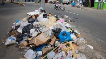 El cúmulo de basura en las calles ha derivado en una crisis sanitaria en la capital dominicana.