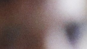 El líder de la mayoría republicana en el Senado, Mitch McConnell (dcha.), conversa con un miembro del personal hoy, jueves 27 de julio 2017, en el Capitolio en Washington, DC.