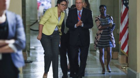 El líder de la mayoría republicana en el Senado, Mitch McConnell (dcha.), conversa con un miembro del personal hoy, jueves 27 de julio 2017, en el Capitolio en Washington, DC.