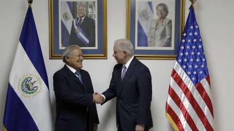 El fiscal general de EEUU, Jeff Sessions (d), y el presidente salvadoreño, Salvador Sánchez Cerén (i), sostuvieron una reunión en San Salvador.