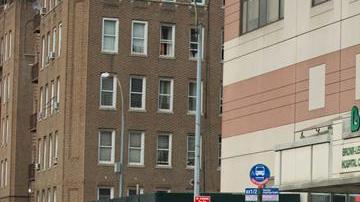 Personal de emergencia y ciudadanos en el exterior del Bronx Lebanon Hospital después del tiroteo.