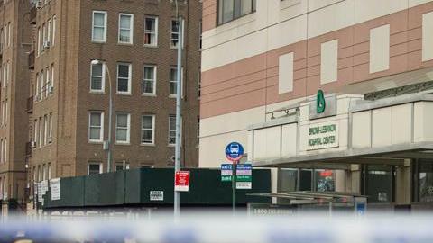 Personal de emergencia y ciudadanos en el exterior del Bronx Lebanon Hospital después del tiroteo.