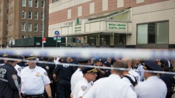 Personal de emergencia y ciudadanos en el exterior del Bronx Lebanon Hospital después del tiroteo.