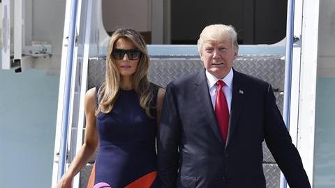 El presidente de los Estados Unidos, Donald Trump y la primera dama, Melania Trump, llegan al Aeropuerto de Hamburgo para acudir a la cumbre del G20.