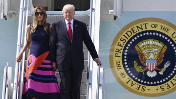 El presidente de los Estados Unidos, Donald Trump y la primera dama, Melania Trump, llegan al Aeropuerto de Hamburgo para acudir a la cumbre del G20.