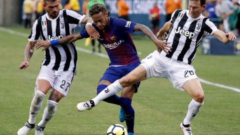 Neymar se va de Stefano Sturaro (izq.) y Stephan Lichtsteiner.