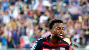 El delantero de Estados Unidos Jozy Altidore  celebra con sus compañeros de equipo Kellyn Acosta  y Michael Bradley después de marcar un gol contra Jamaica durante la final por la Copa de Oro de la CONCACAF.