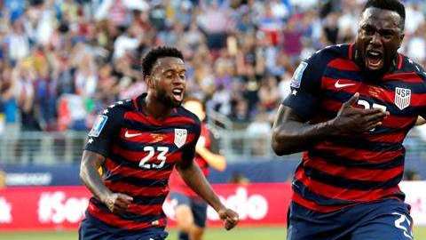 El delantero de Estados Unidos Jozy Altidore  celebra con sus compañeros de equipo Kellyn Acosta  y Michael Bradley después de marcar un gol contra Jamaica durante la final por la Copa de Oro de la CONCACAF.