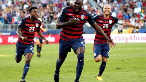 El delantero de Estados Unidos Jozy Altidore  celebra con sus compañeros de equipo Kellyn Acosta  y Michael Bradley después de marcar un gol contra Jamaica durante la final por la Copa de Oro de la CONCACAF.