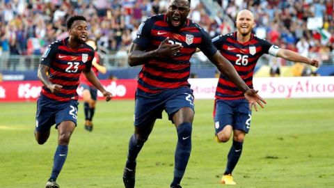 El delantero de Estados Unidos Jozy Altidore celebra con sus compañeros de equipo Kellyn Acosta y Michael Bradley después de marcar un gol contra Jamaica durante la final por la Copa de Oro de la CONCACAF.