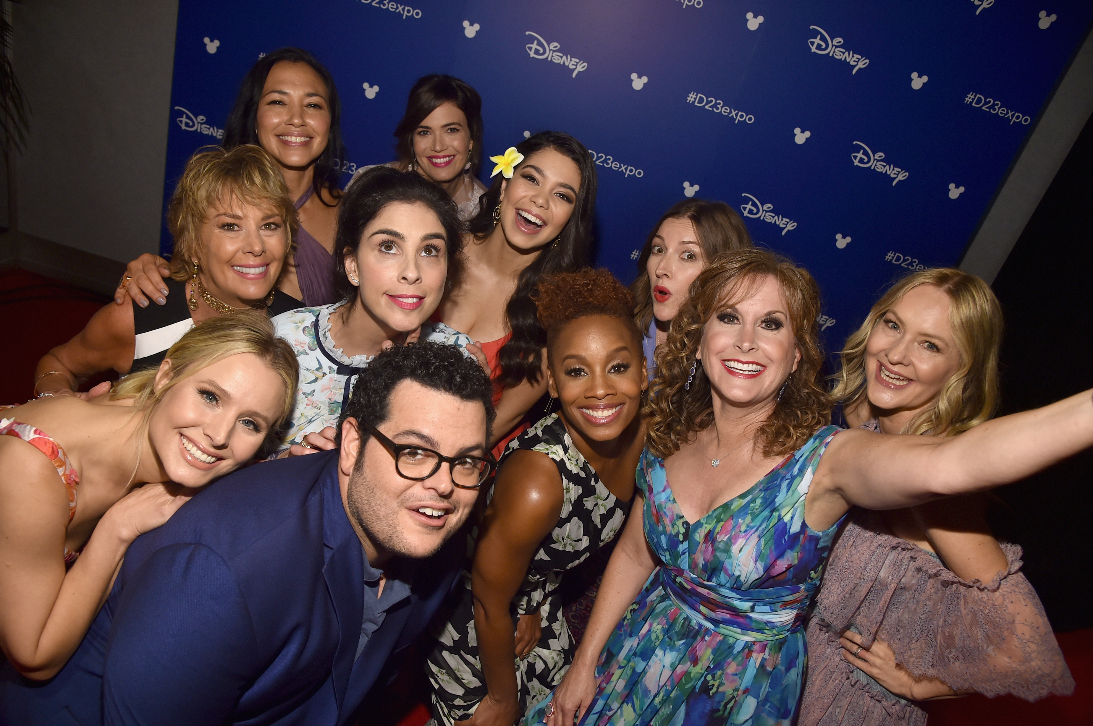 Todas las princesas... y Josh Gad. / Foto: Getty Images para Disney