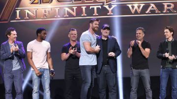 Chris Hemsworth saluda a Kevin Feige, presidente de Marvel Studios.