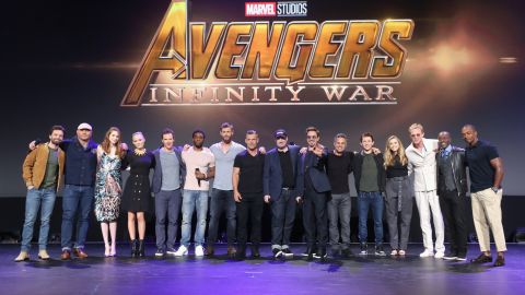 De izq. a dcha: Sebastian Stan, Dave Bautista, Karen Gillan, Pom Klementieff, Benedict Cumberbatch, Chadwick Boseman, Josh Brolin, Chris Hemsworth, Kevin Feige, Robert Downey Jr., Mark Ruffalo, Tom Holland, Elizabeth Olsen, Paul Bettany, Don Cheadle y Anthony Mackie.