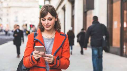 Caminar y escribir un mensaje de texto... ¿quién no lo ha hecho?