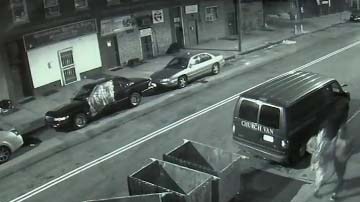 Cámaras de seguridad captaron al grupo caminando por la zona donde ocurrió el crimen.